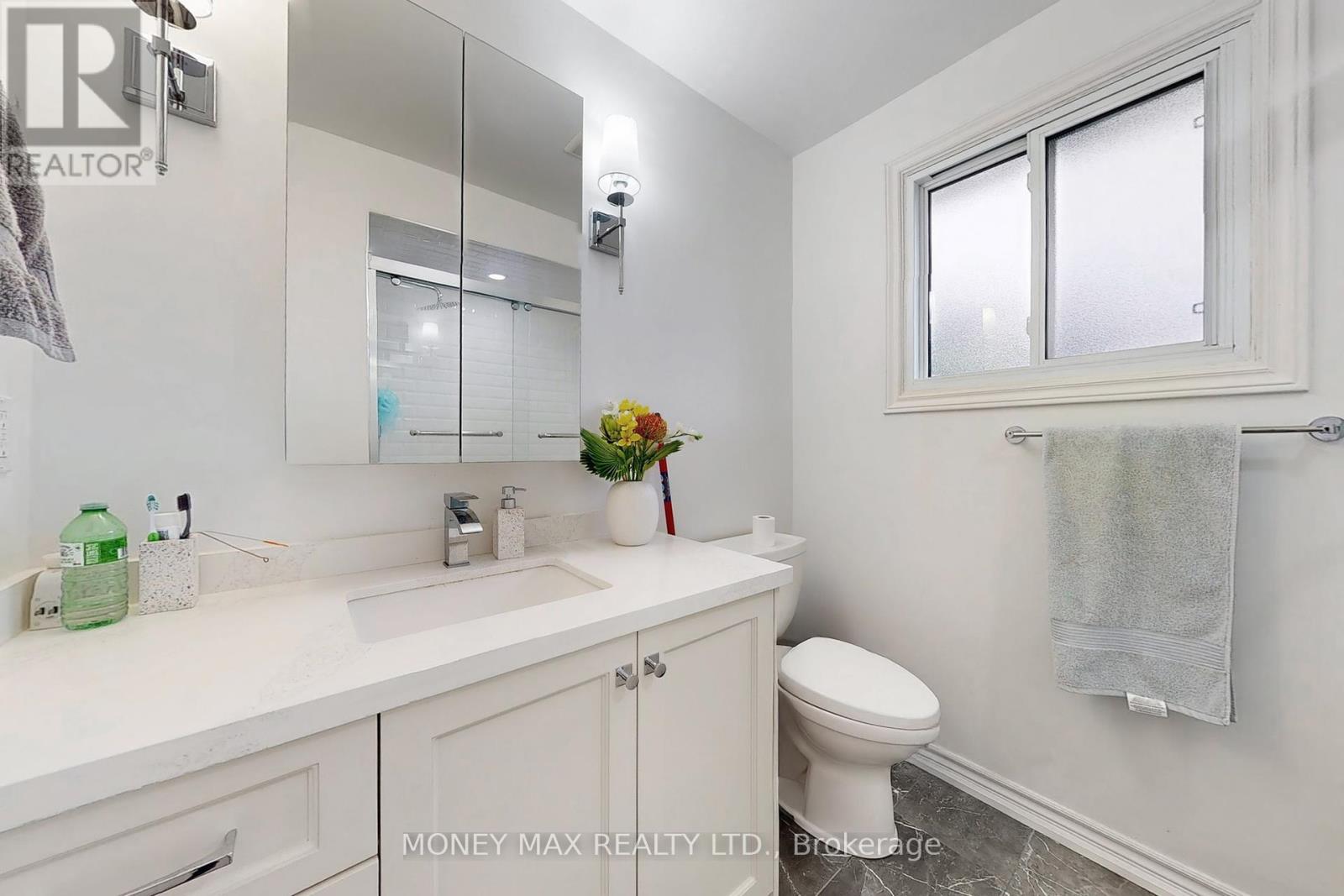 Photo 24 of 95 Elgin Drive, Brampton ON