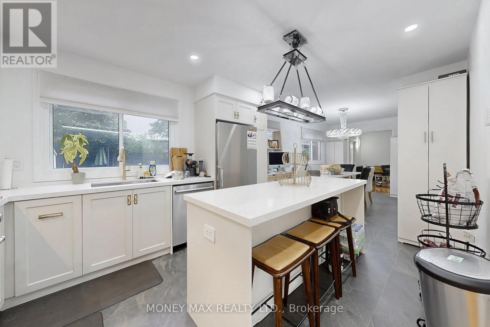 Photo 9 of 95 Elgin Drive, Brampton ON