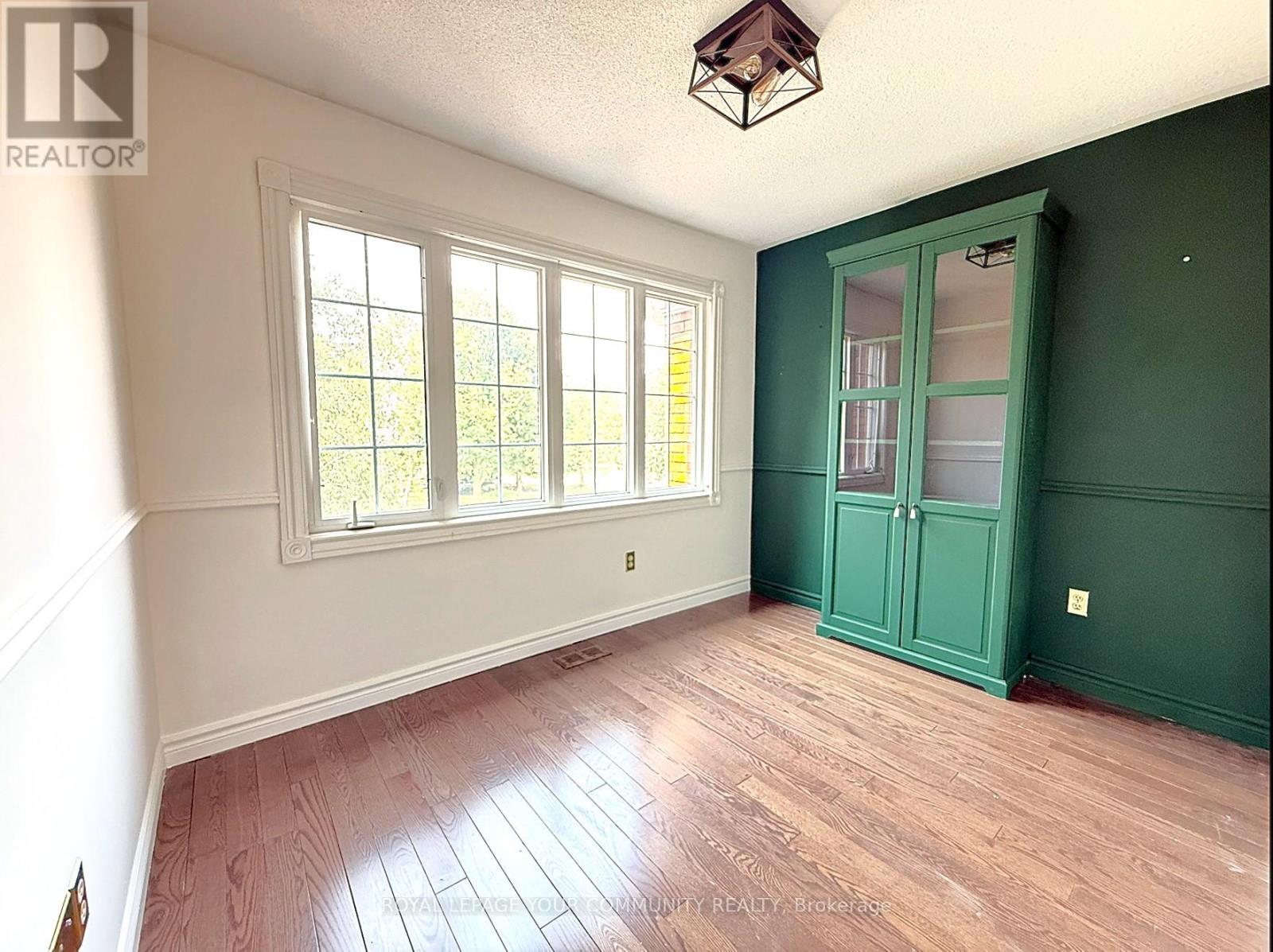 Photo 2 of 7 Crescentview Road, Richmond Hill ON