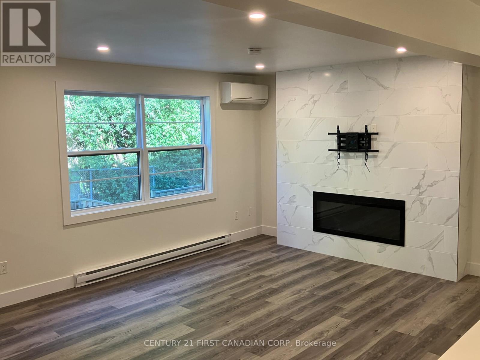 Photo 8 of 36 105 Andover Drive, London South ON