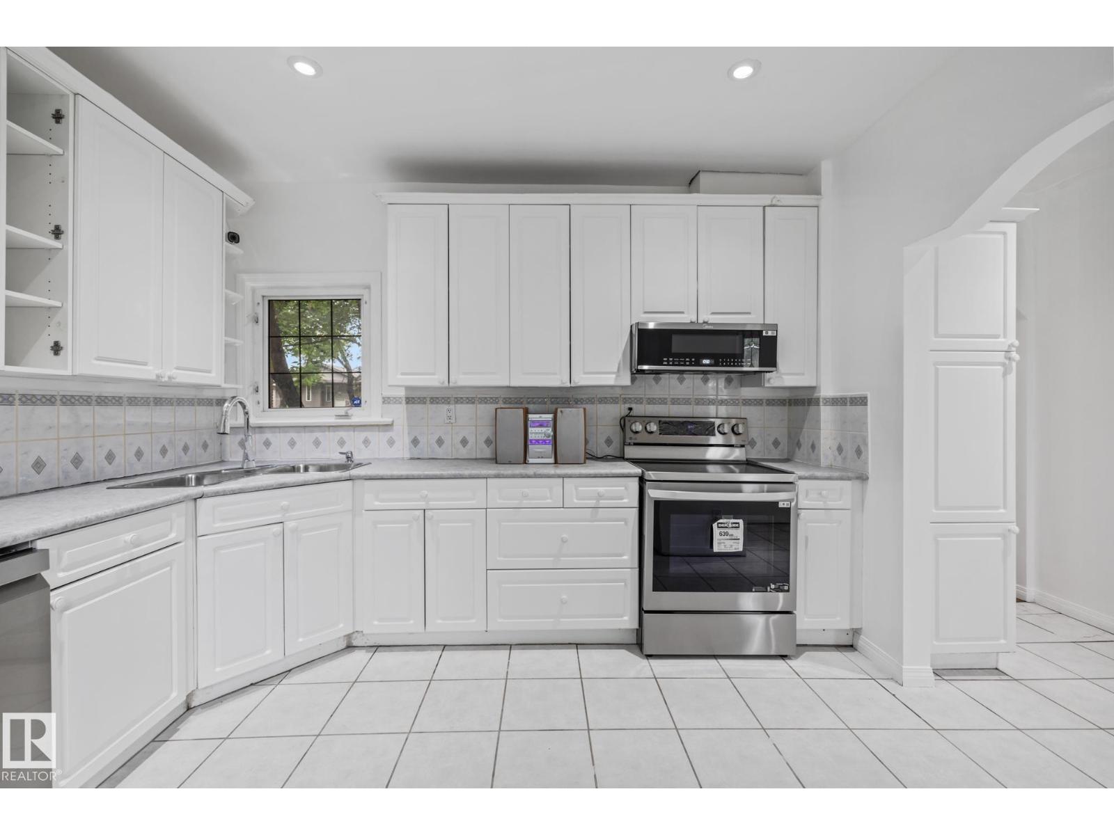 Photo 9 of 11843 96 St Nw, Edmonton AB