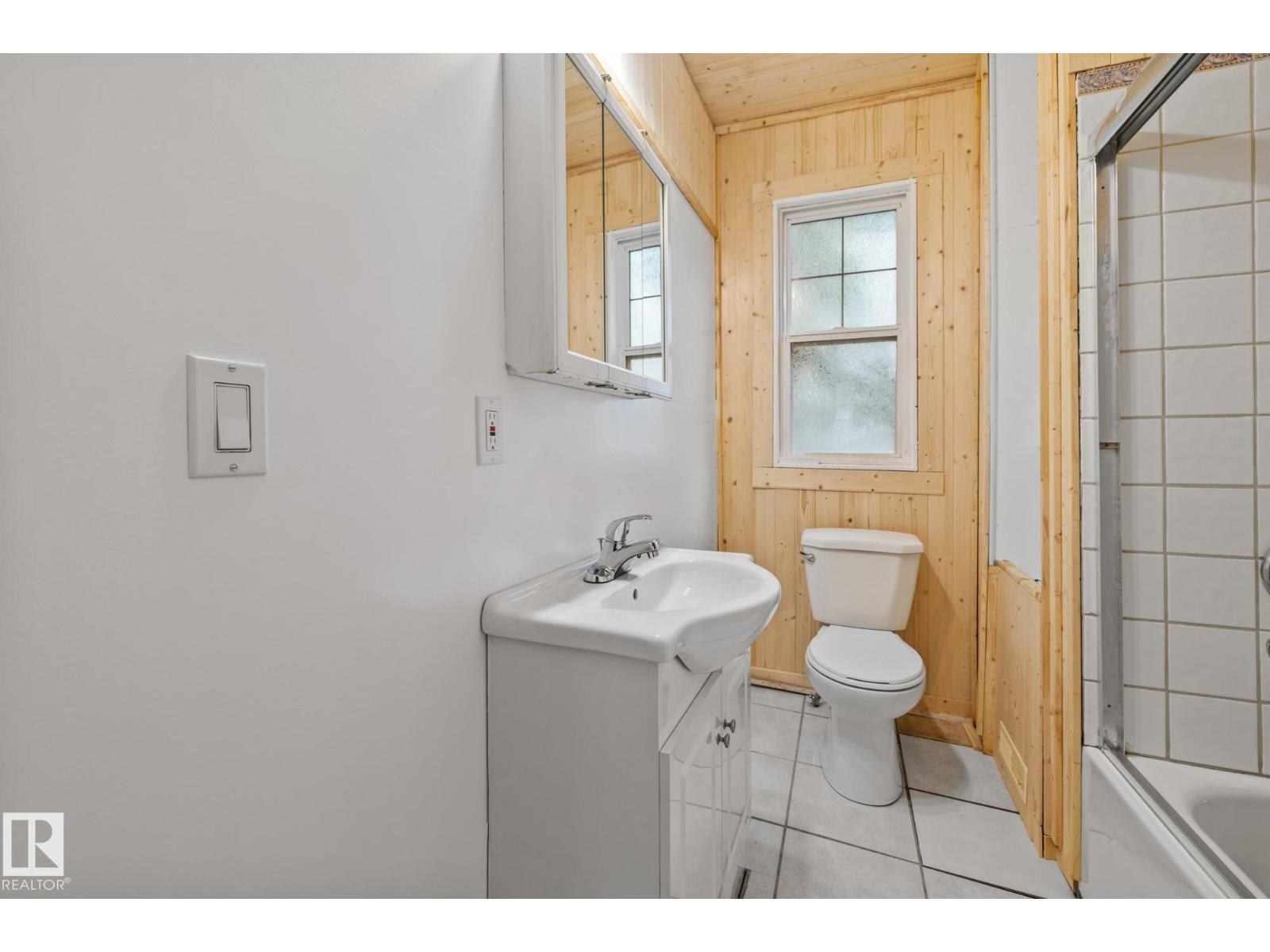 Photo 12 of 11843 96 St Nw, Edmonton AB