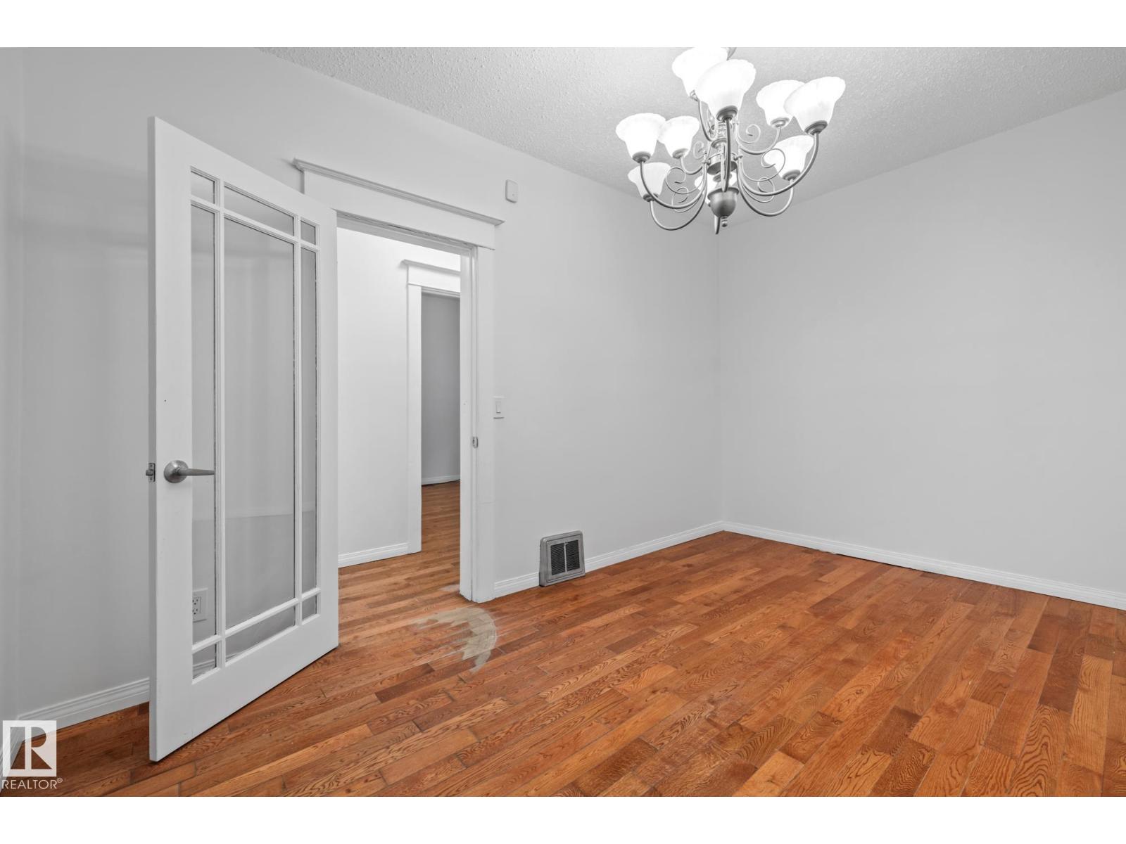 Photo 3 of 11843 96 St Nw, Edmonton AB