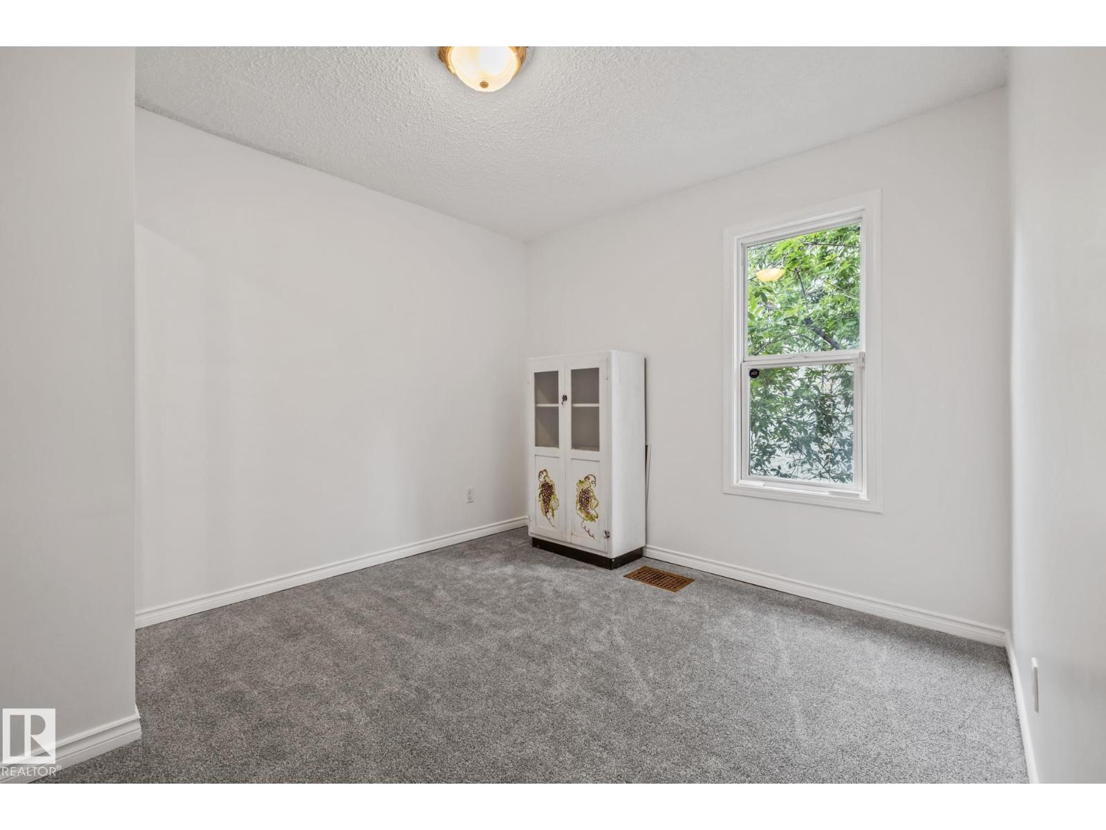 Photo 6 of 11843 96 St Nw, Edmonton AB