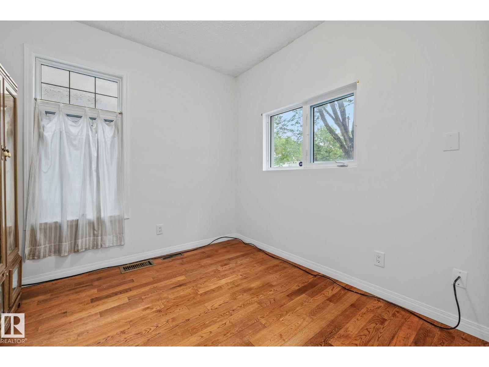 Photo 8 of 11843 96 St Nw, Edmonton AB