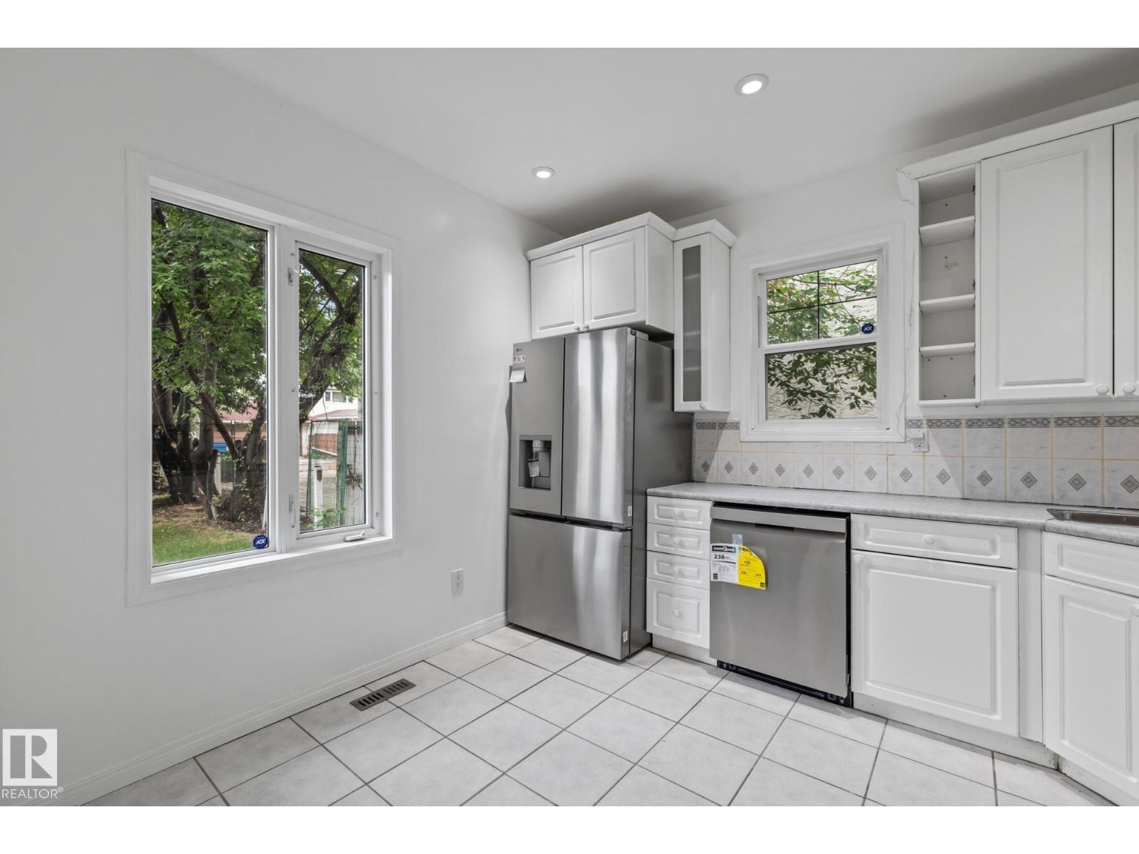 Photo 2 of 11843 96 St Nw, Edmonton AB