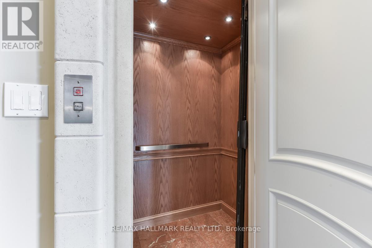 Photo 12 of 776 Woodland Acres Crescent, Vaughan ON