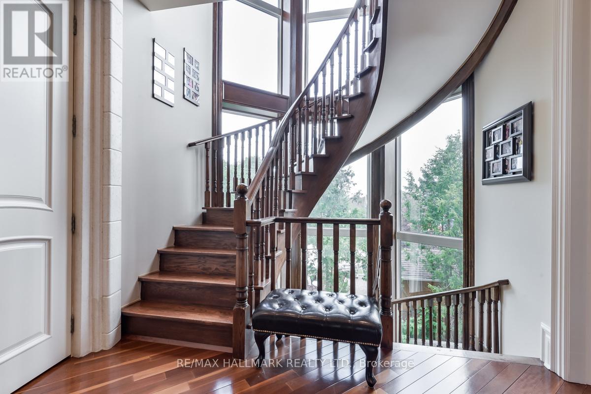Photo 4 of 776 Woodland Acres Crescent, Vaughan ON