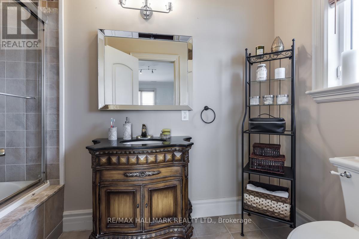 Photo 22 of 776 Woodland Acres Crescent, Vaughan ON