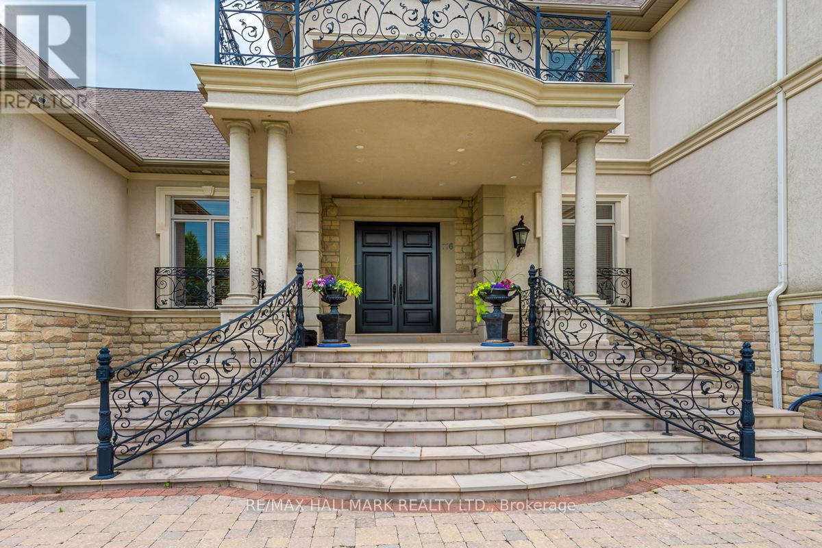 Photo 8 of 776 Woodland Acres Crescent, Vaughan ON