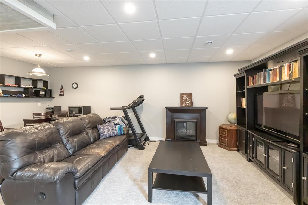Photo 23 of 54 Parkhill Crescent, Steinbach MB