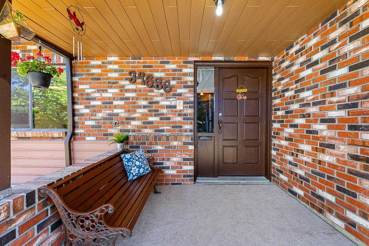 Photo 3 of 34686 St Matthews Way, Abbotsford BC