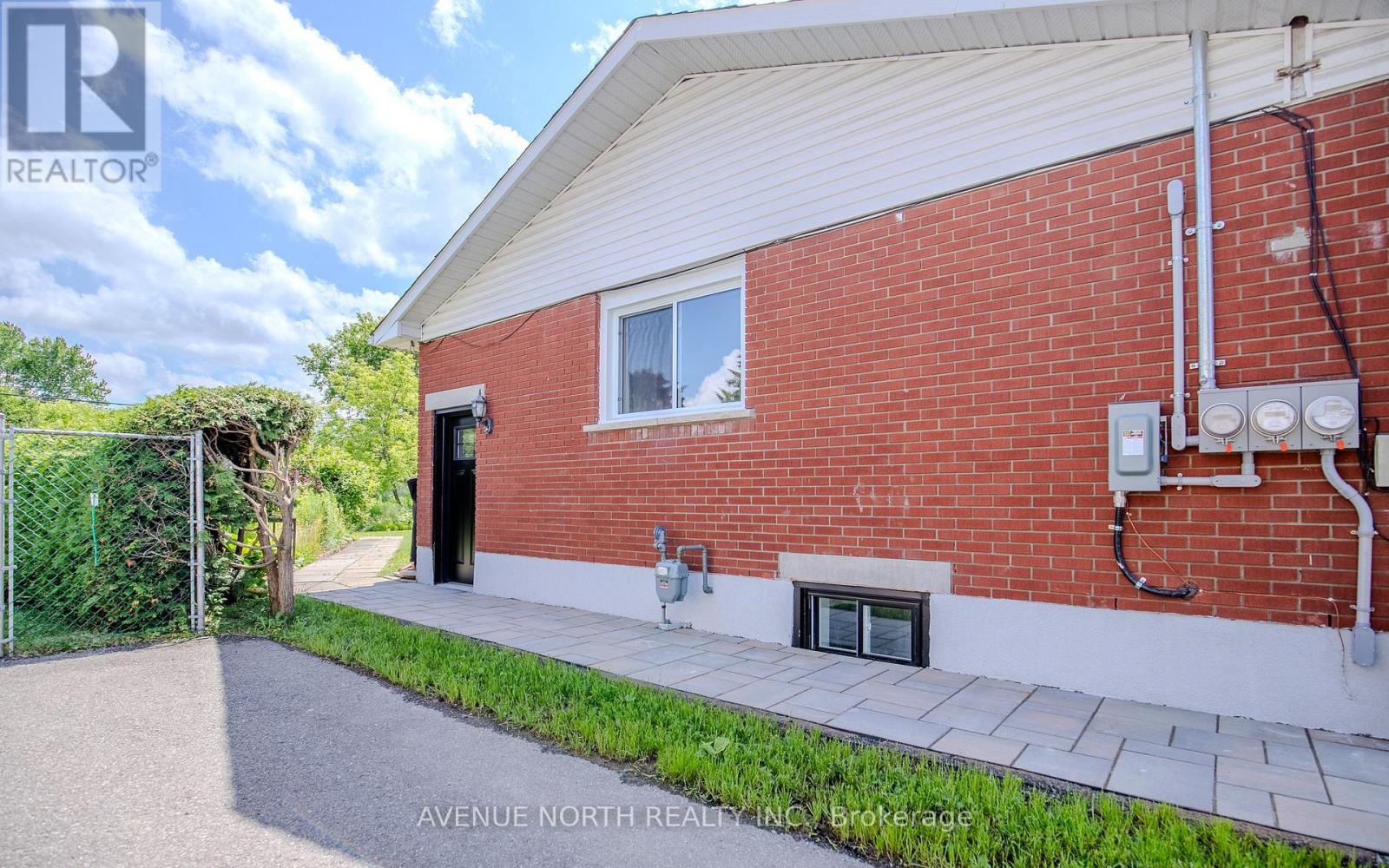 Photo 10 of 882 Balsam Drive, Ottawa ON
