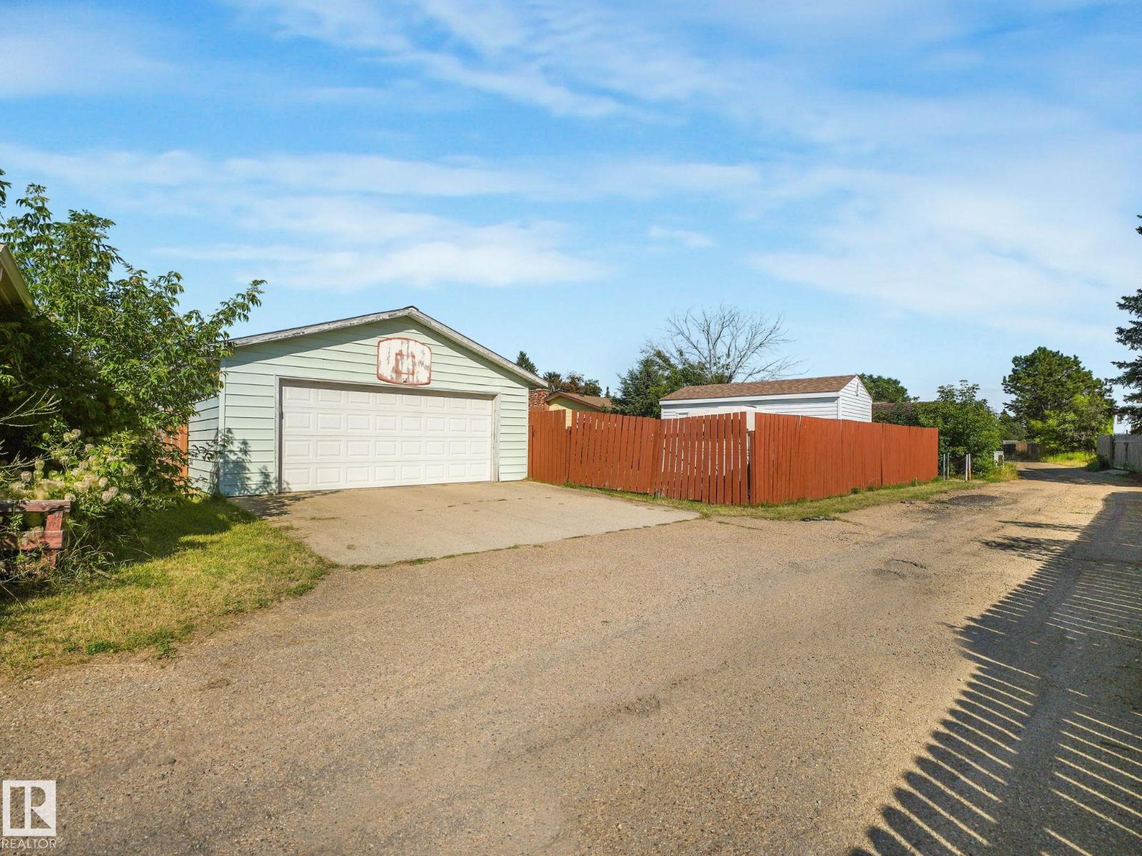 Photo 33 of 119 Willow Dr, Wetaskiwin AB