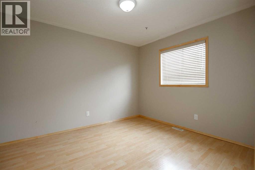 Photo 9 of 43 Lindman Close, Sylvan Lake AB