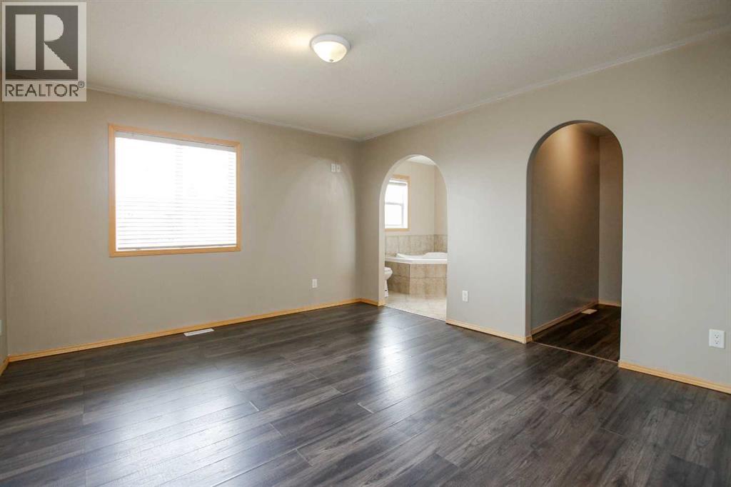 Photo 4 of 43 Lindman Close, Sylvan Lake AB