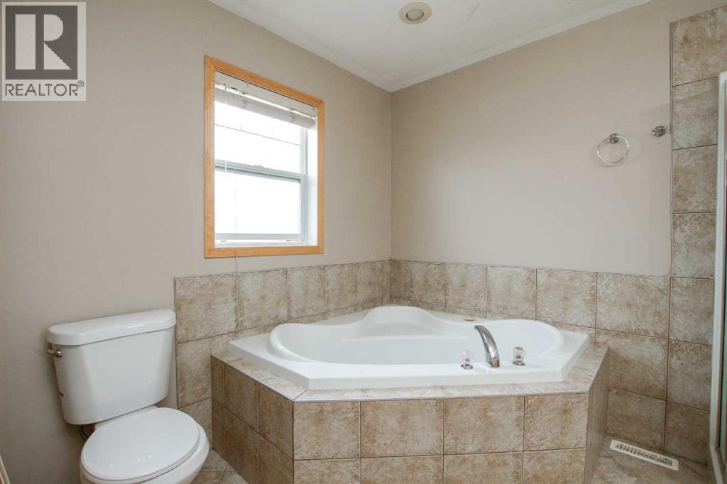 Photo 40 of 43 Lindman Close, Sylvan Lake AB