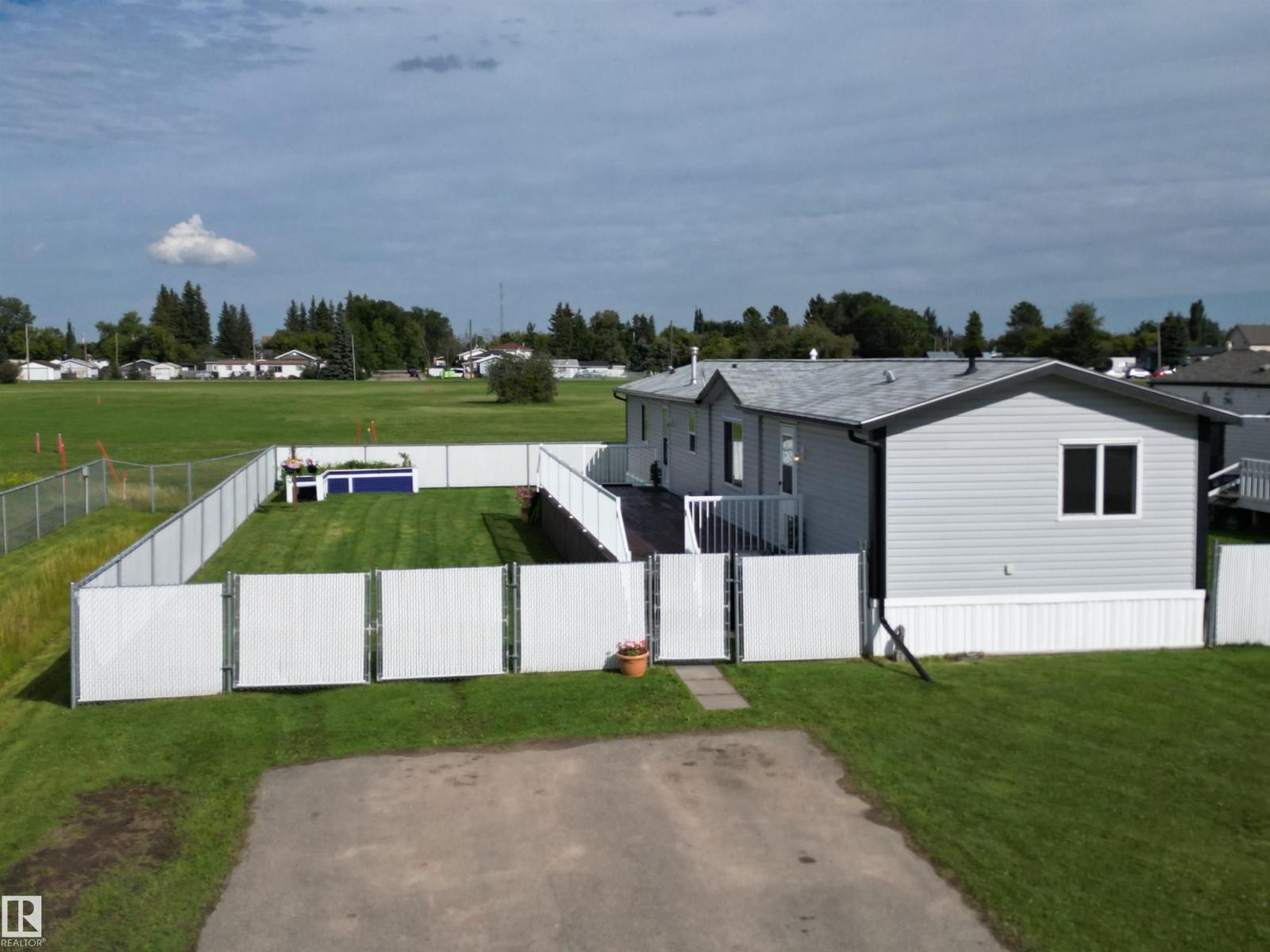 Photo 5 of 41 5220 44 Av, Calmar AB