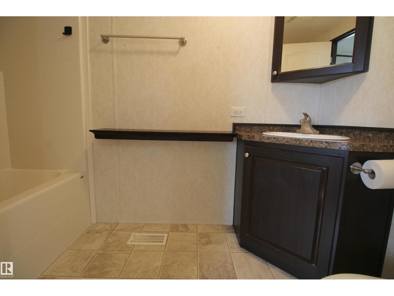 Photo 27 of 41 5220 44 Av, Calmar AB