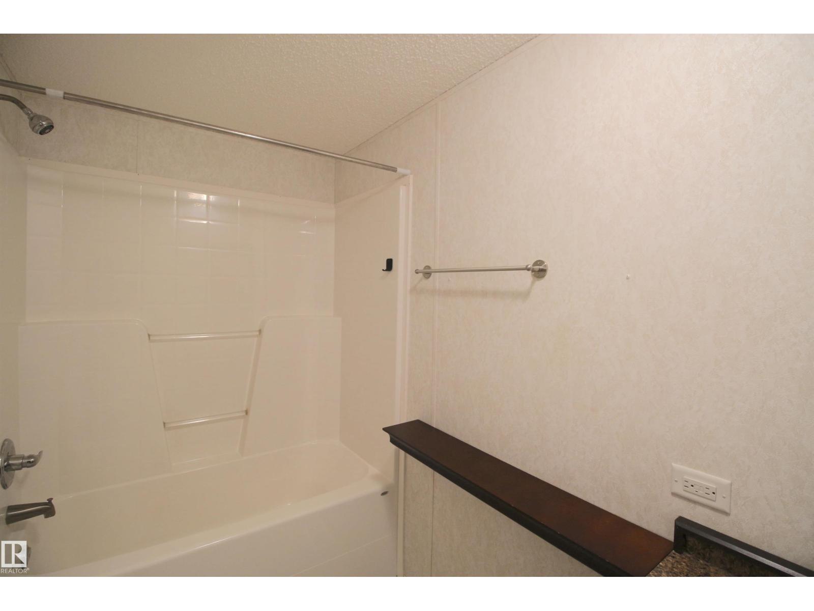 Photo 19 of 41 5220 44 Av, Calmar AB