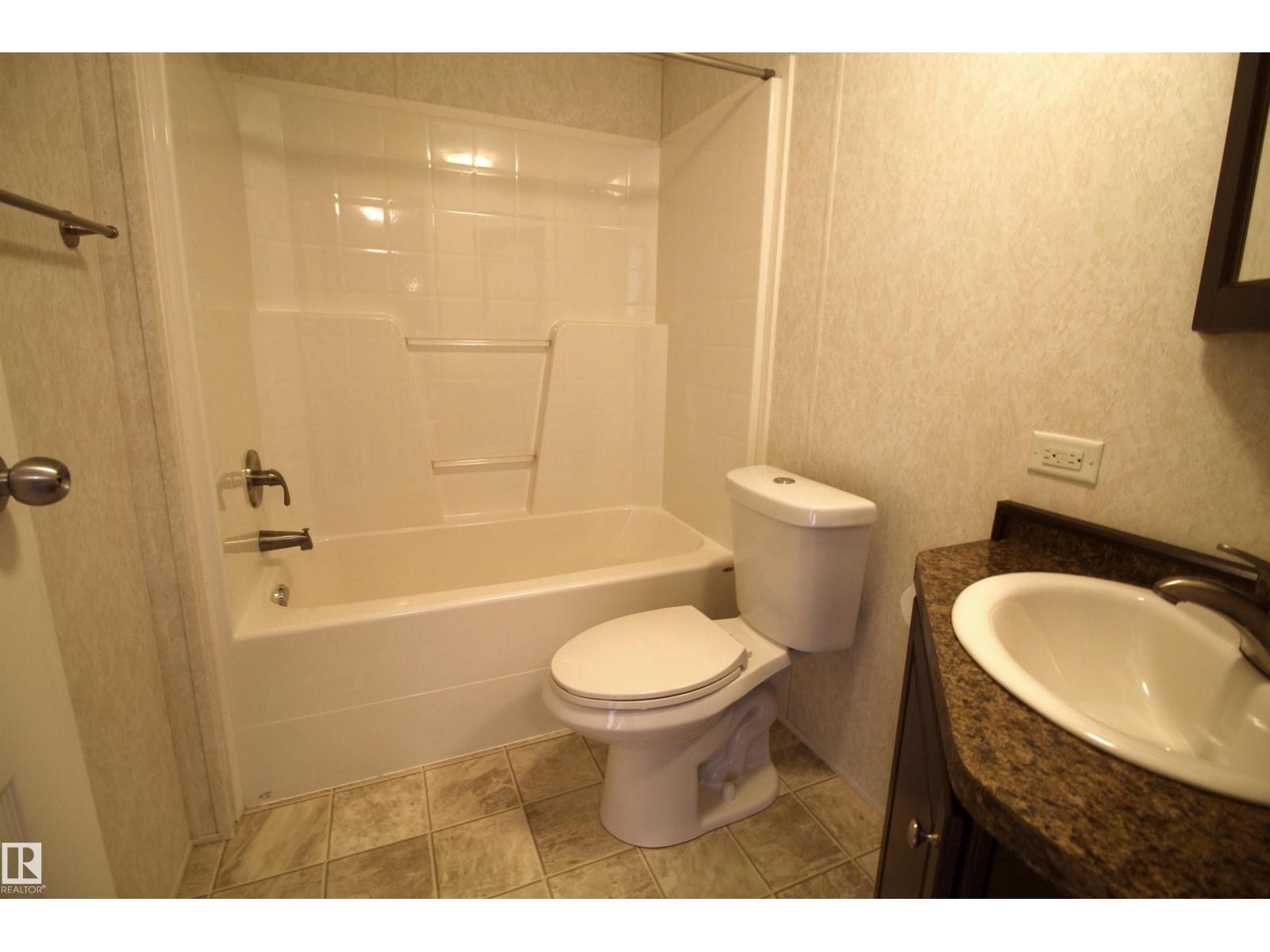 Photo 34 of 41 5220 44 Av, Calmar AB