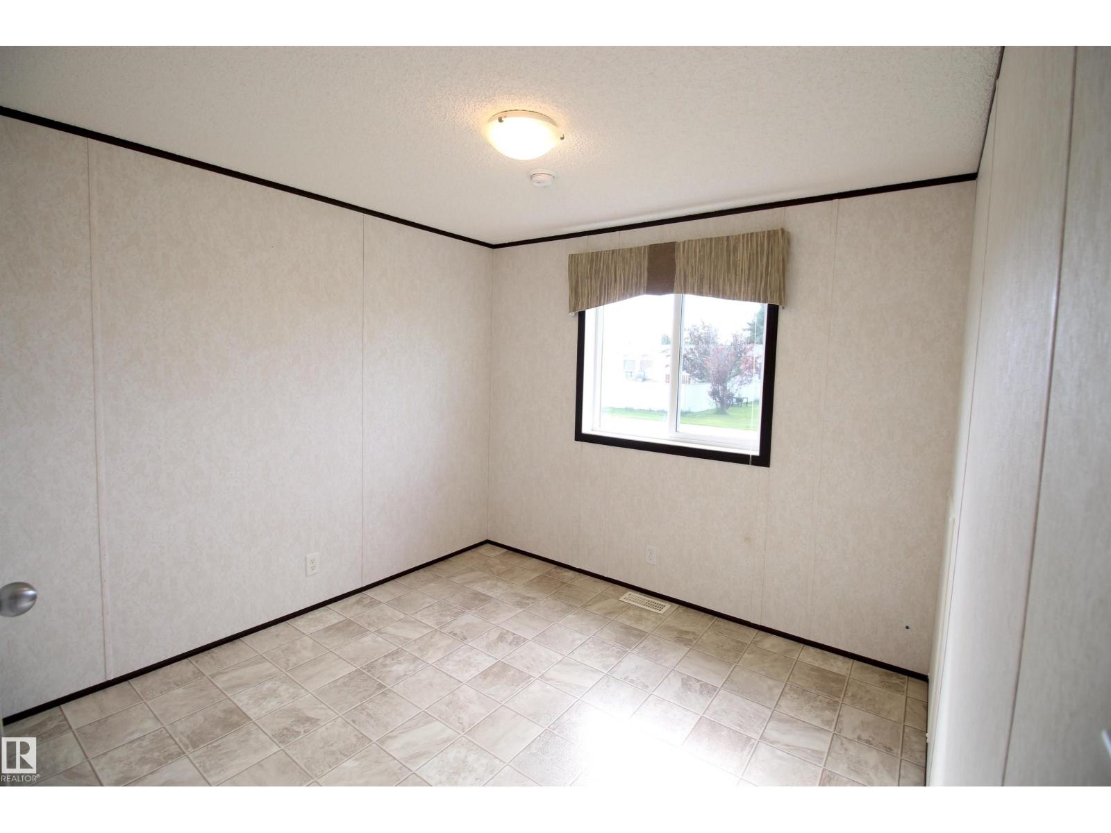 Photo 16 of 41 5220 44 Av, Calmar AB