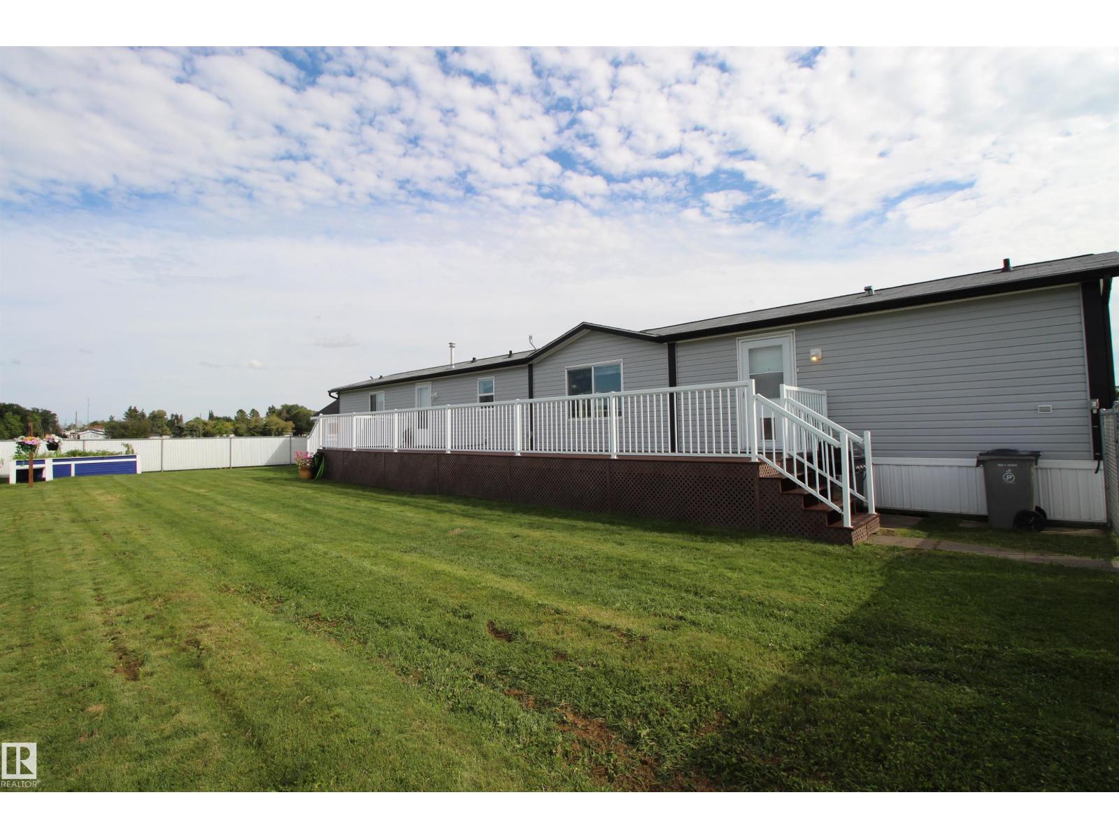 Photo 13 of 41 5220 44 Av, Calmar AB