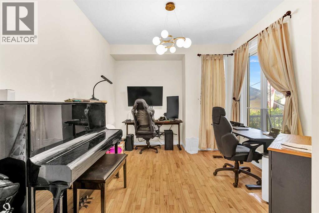 Photo 13 of 511 Cresthaven Place Sw, Calgary AB