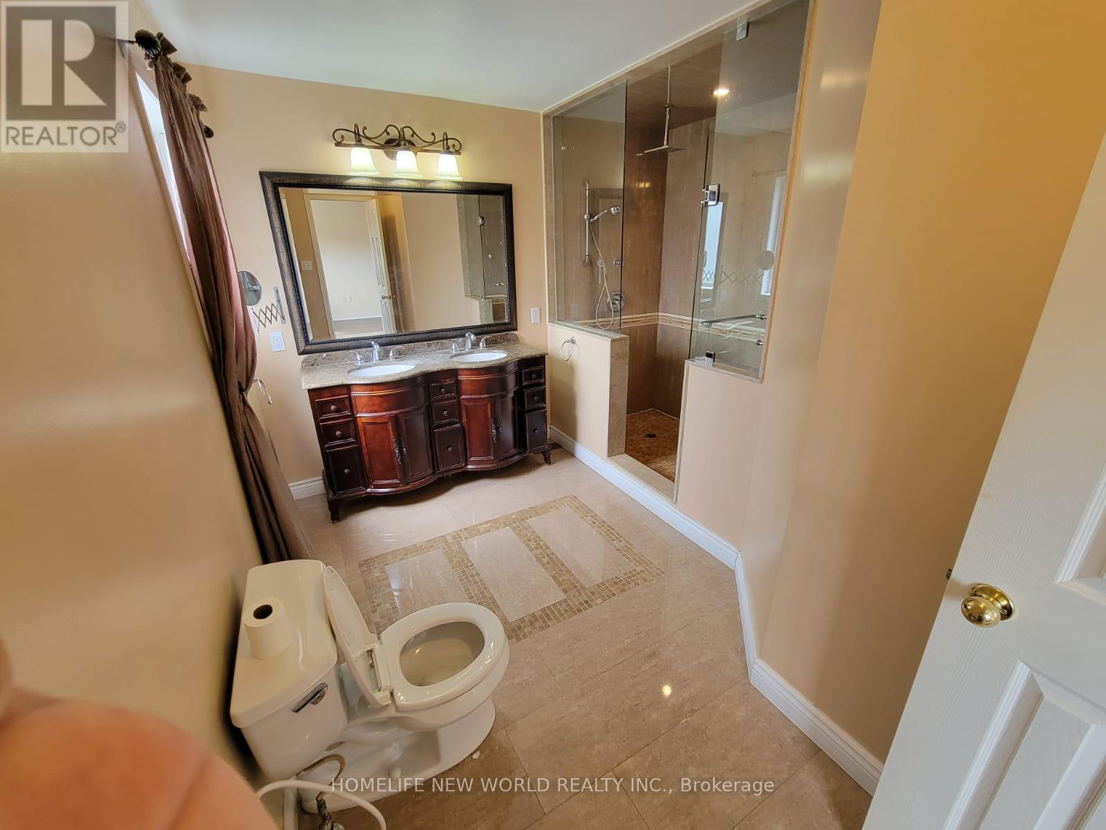Photo 10 of 43 Selkirk Drive, Richmond Hill ON