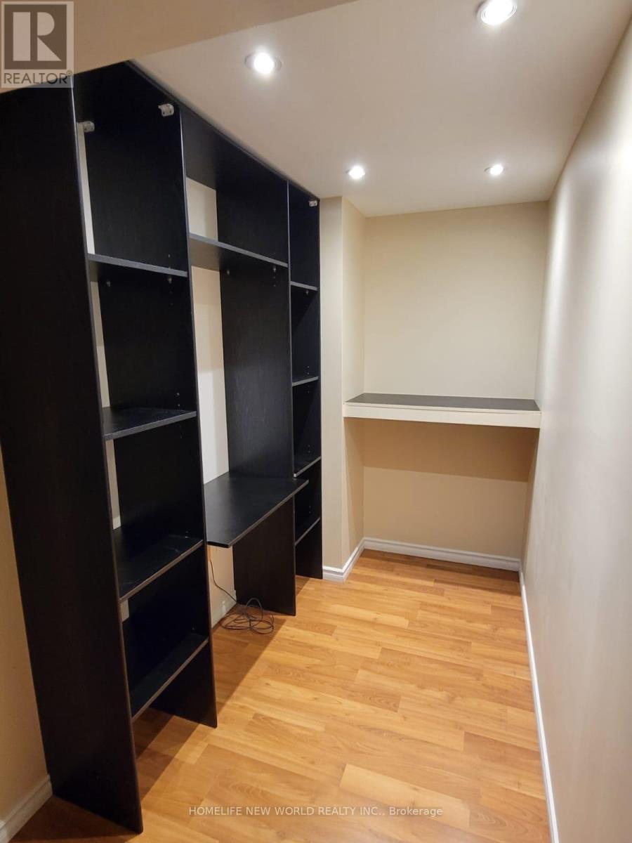 Photo 12 of 43 Selkirk Drive, Richmond Hill ON