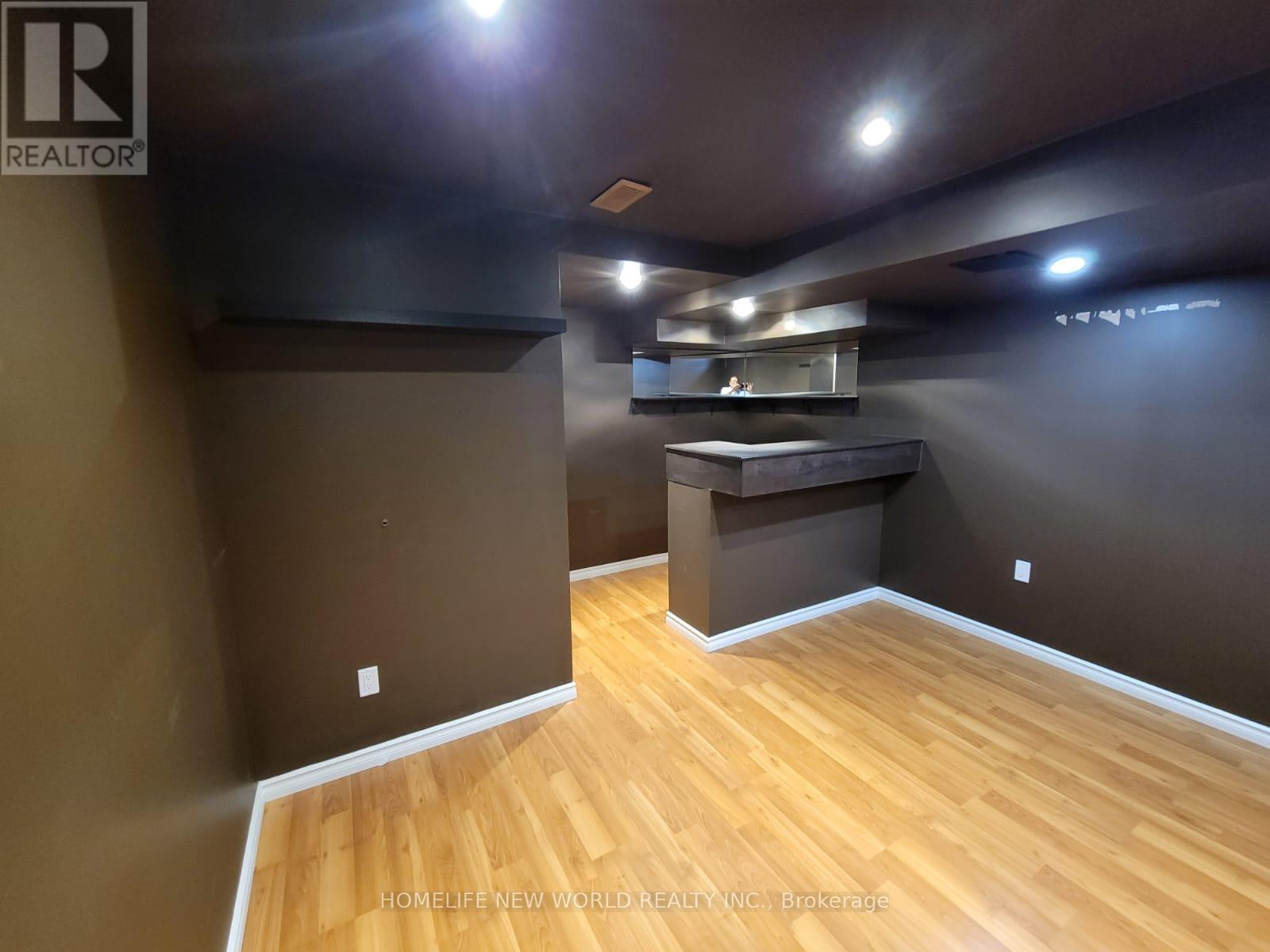 Photo 13 of 43 Selkirk Drive, Richmond Hill ON
