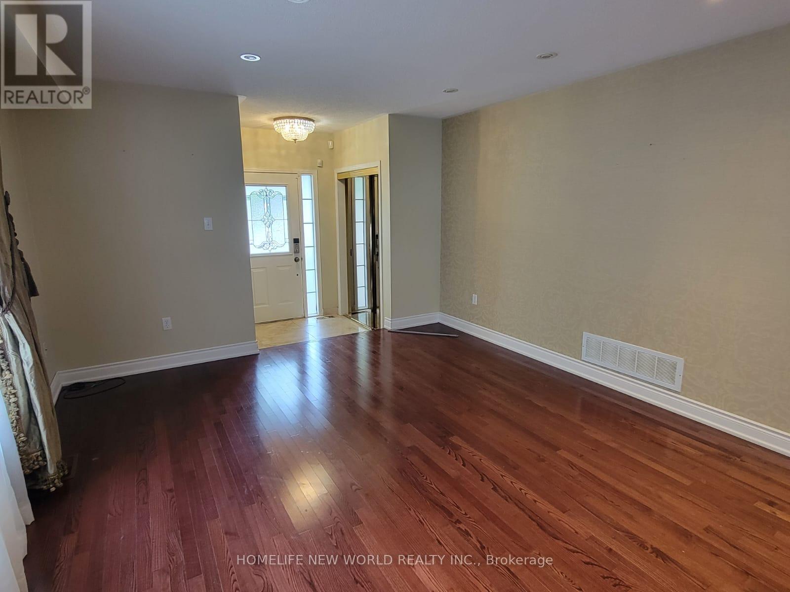 Photo 3 of 43 Selkirk Drive, Richmond Hill ON