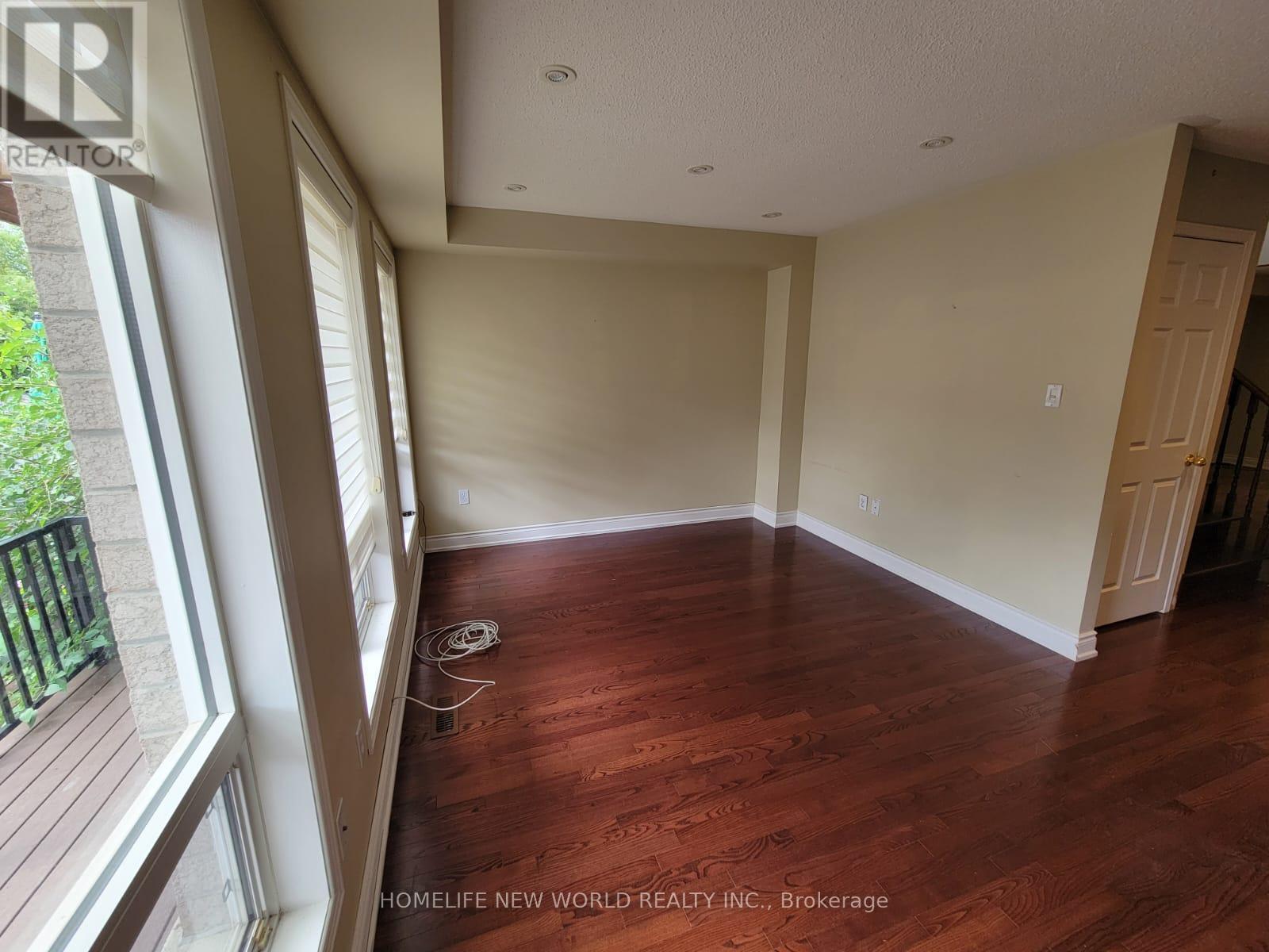 Photo 4 of 43 Selkirk Drive, Richmond Hill ON