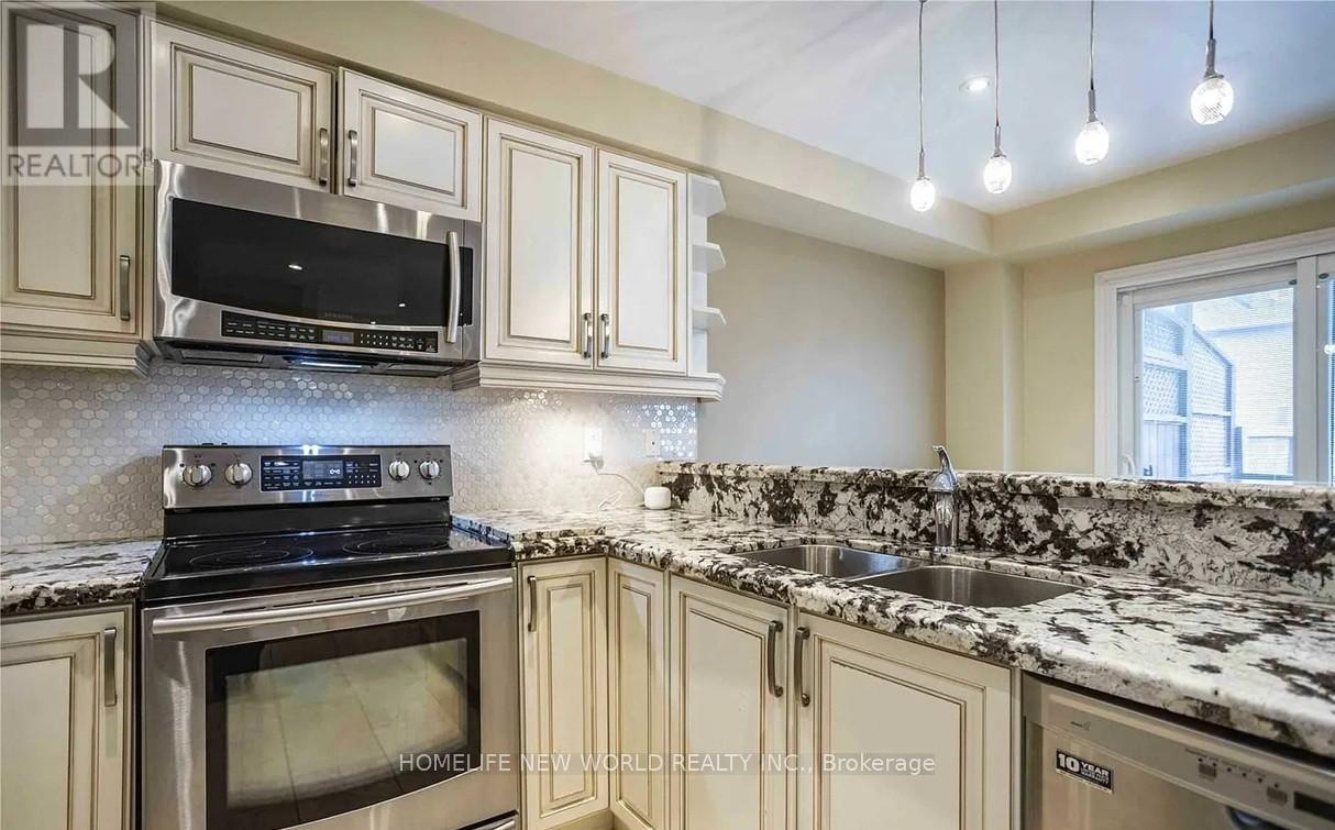 Photo 5 of 43 Selkirk Drive, Richmond Hill ON