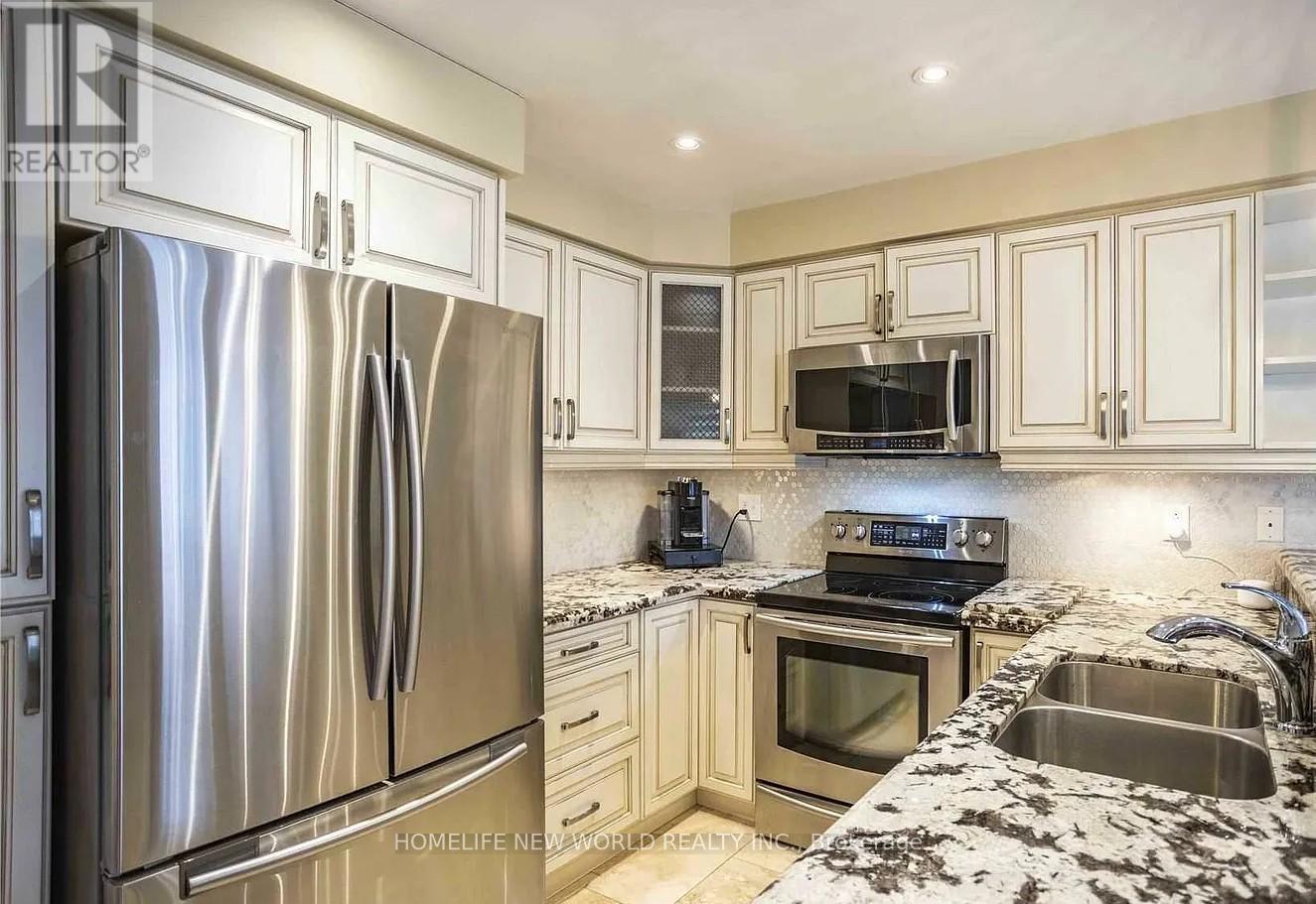 Photo 6 of 43 Selkirk Drive, Richmond Hill ON