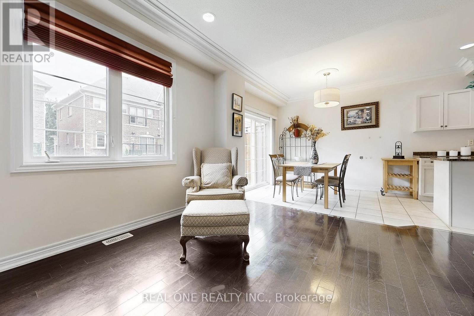 Photo 10 of 26 Kylemore Way, Markham ON