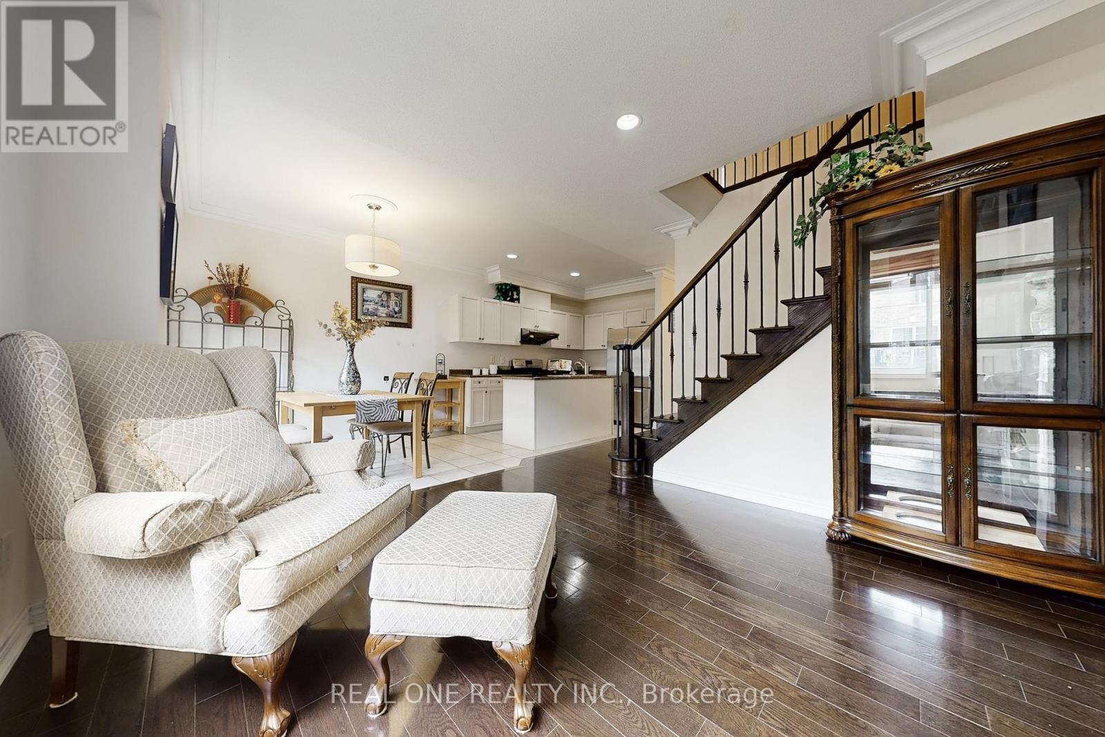 Photo 11 of 26 Kylemore Way, Markham ON
