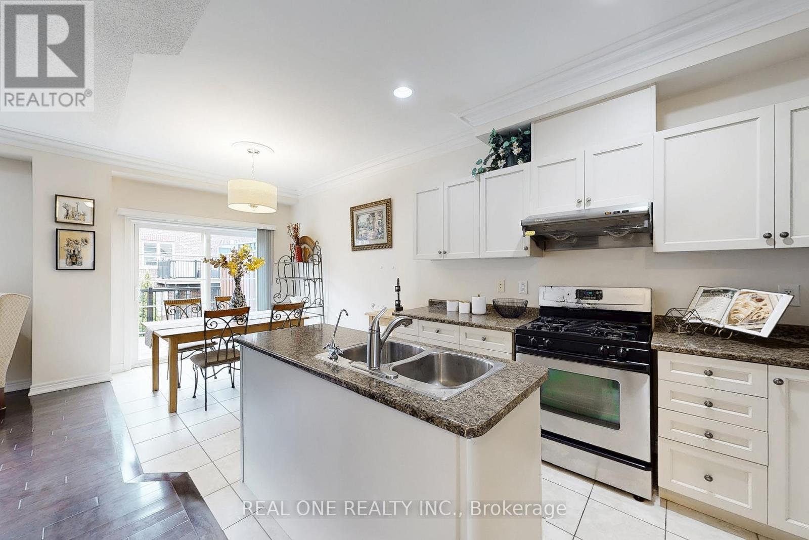 Photo 12 of 26 Kylemore Way, Markham ON
