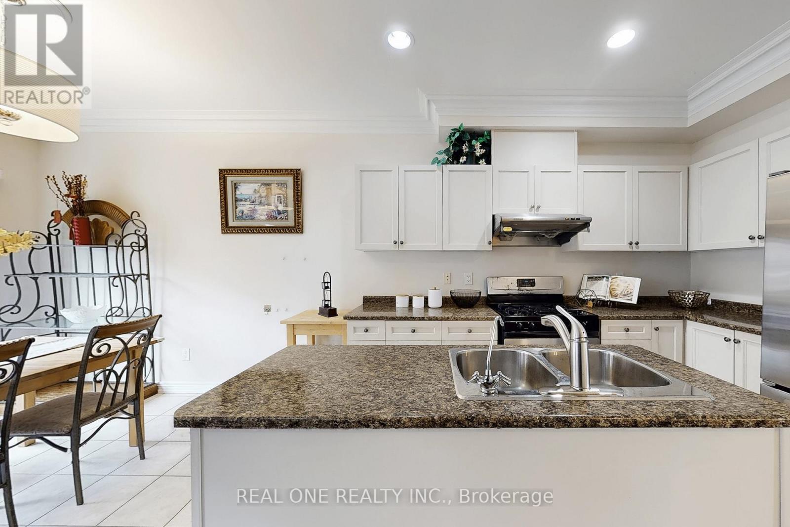 Photo 13 of 26 Kylemore Way, Markham ON