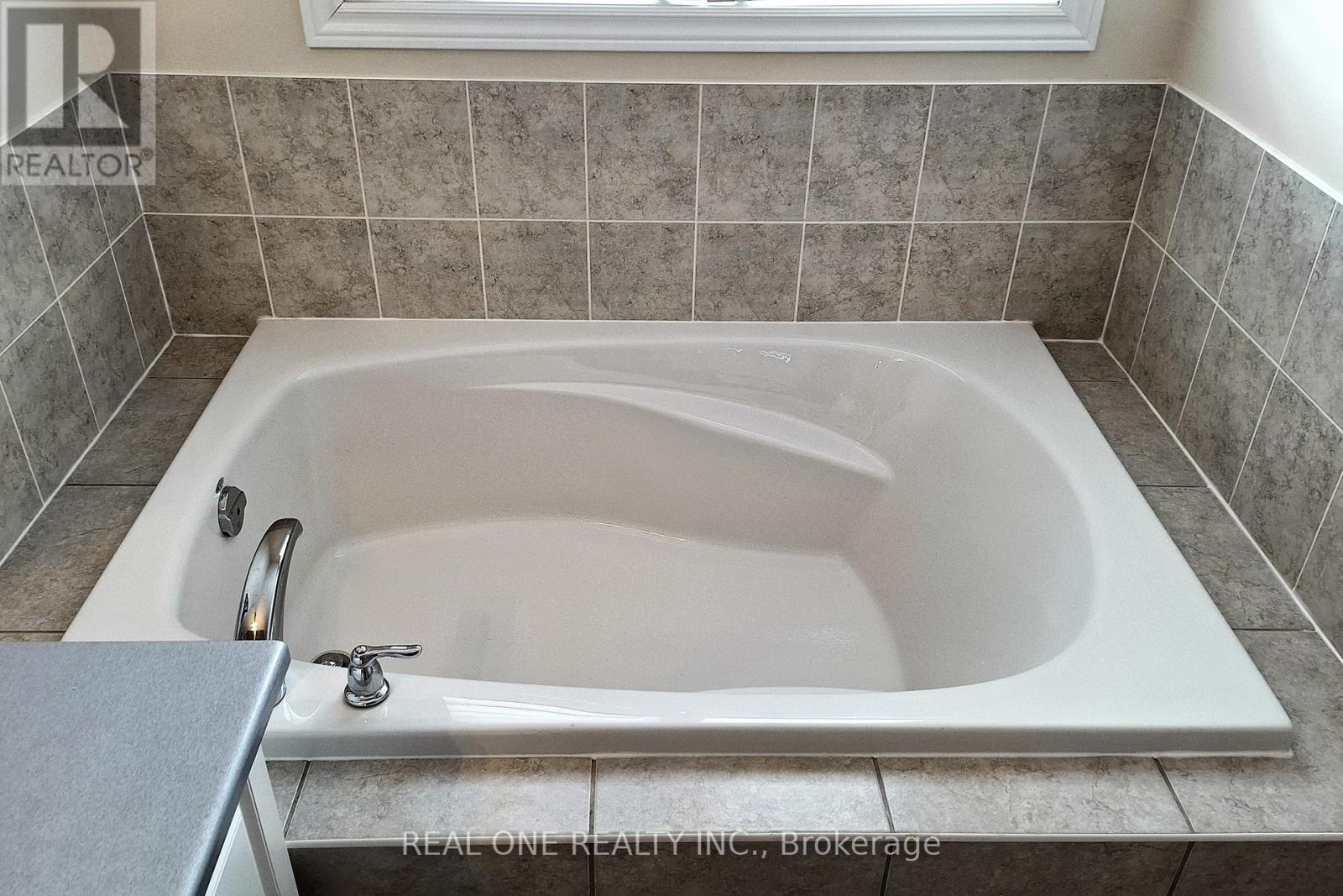 Photo 34 of 26 Kylemore Way, Markham ON