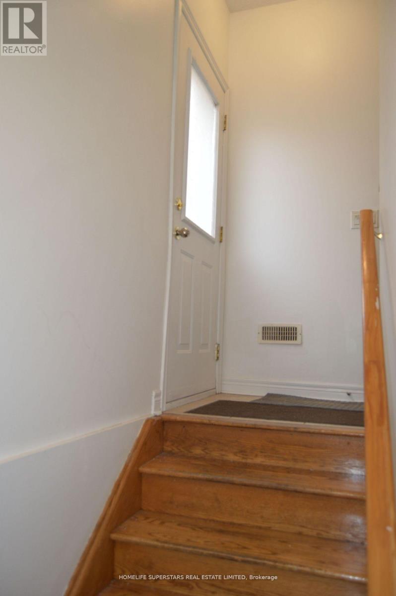 Photo 12 of 44 York Street W, Mississauga ON