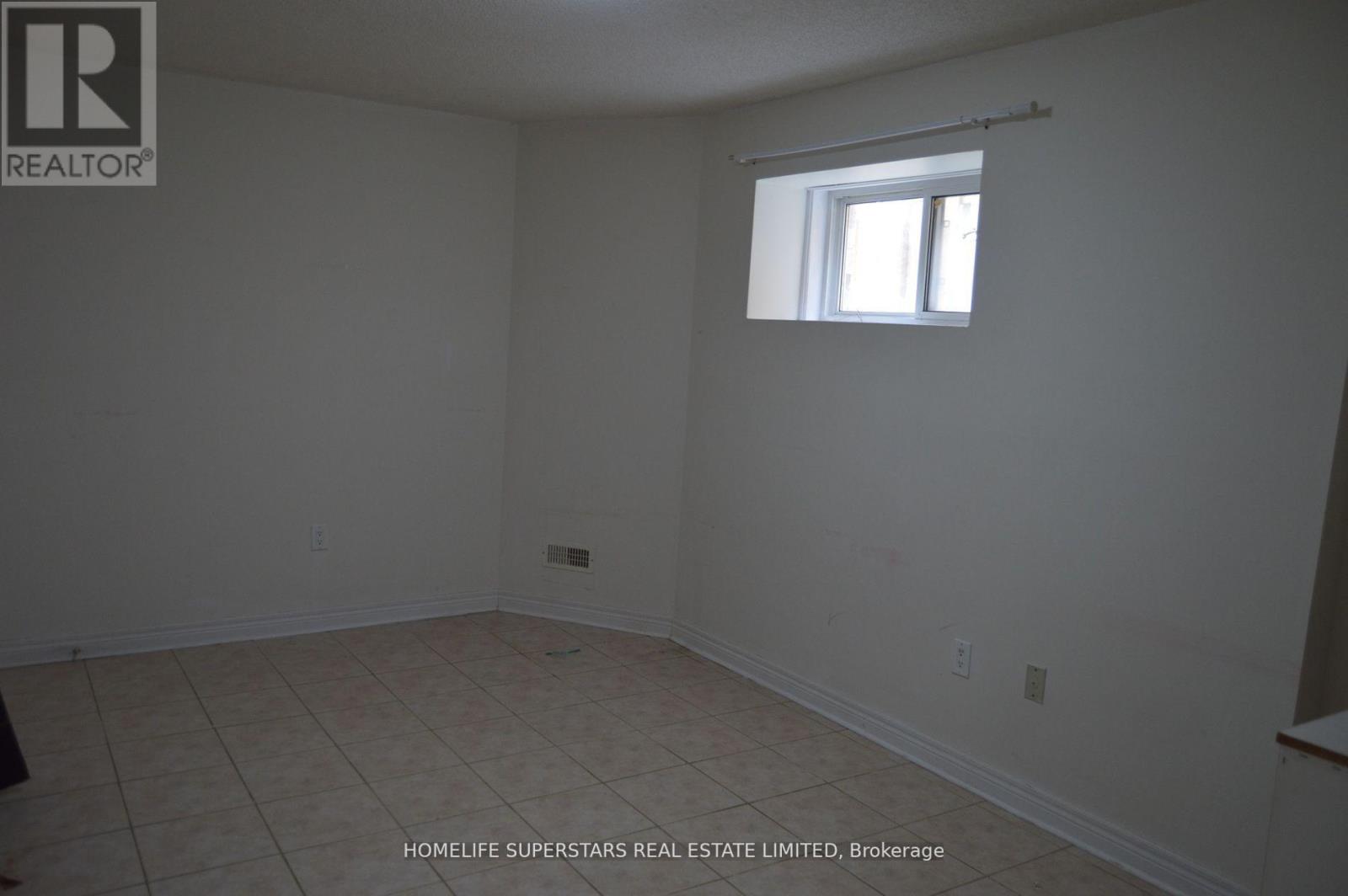 Photo 3 of 44 York Street W, Mississauga ON