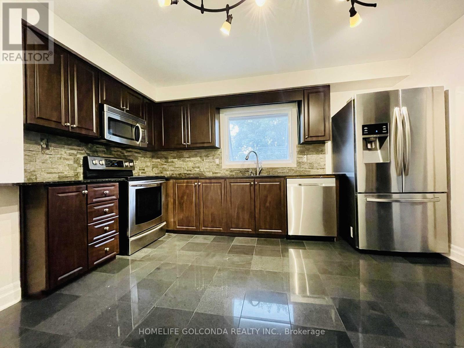 Photo 9 of 909 Ferndale Crescent, Newmarket ON