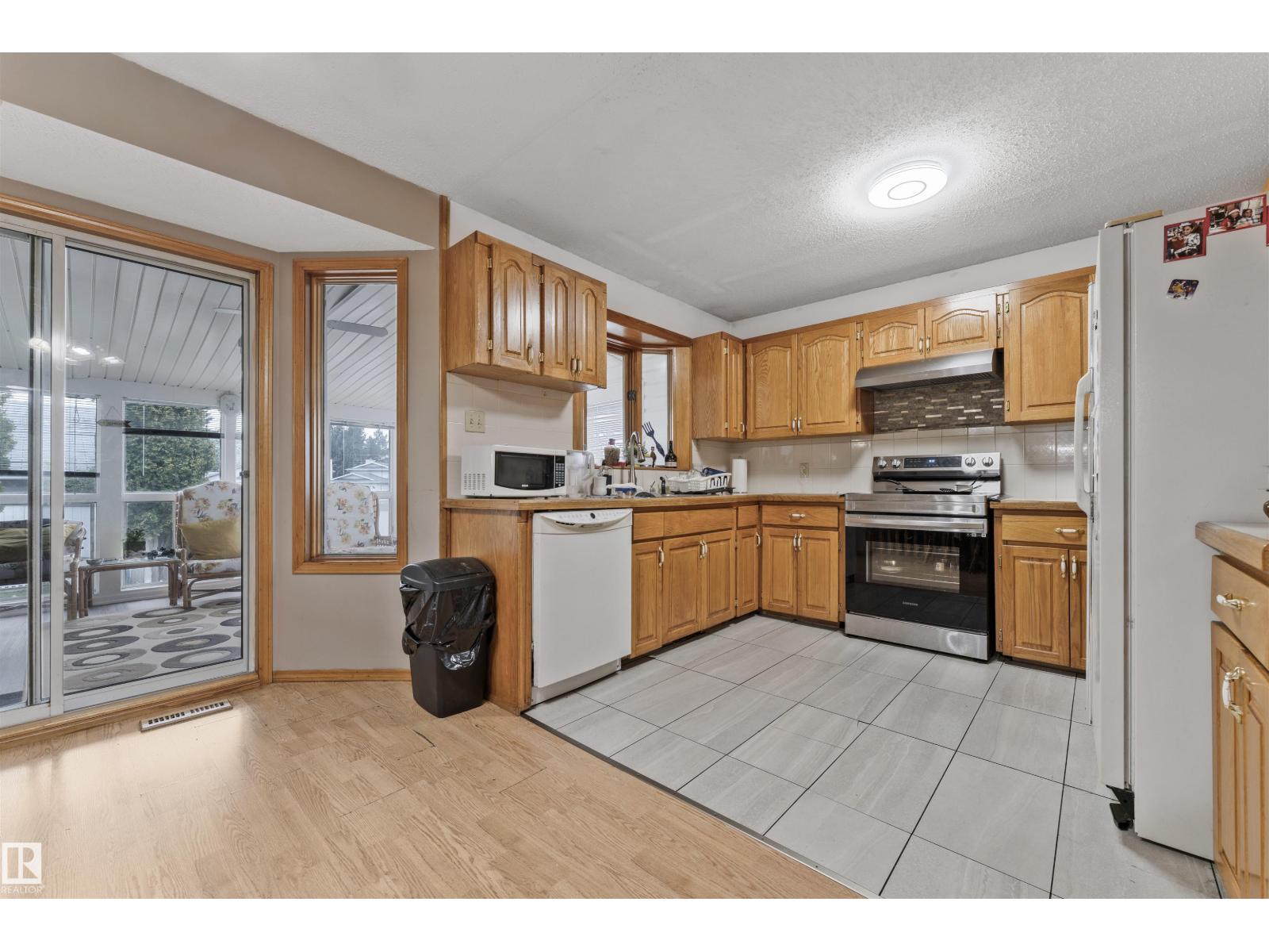 Photo 10 of 4231 32 Av Nw, Edmonton AB