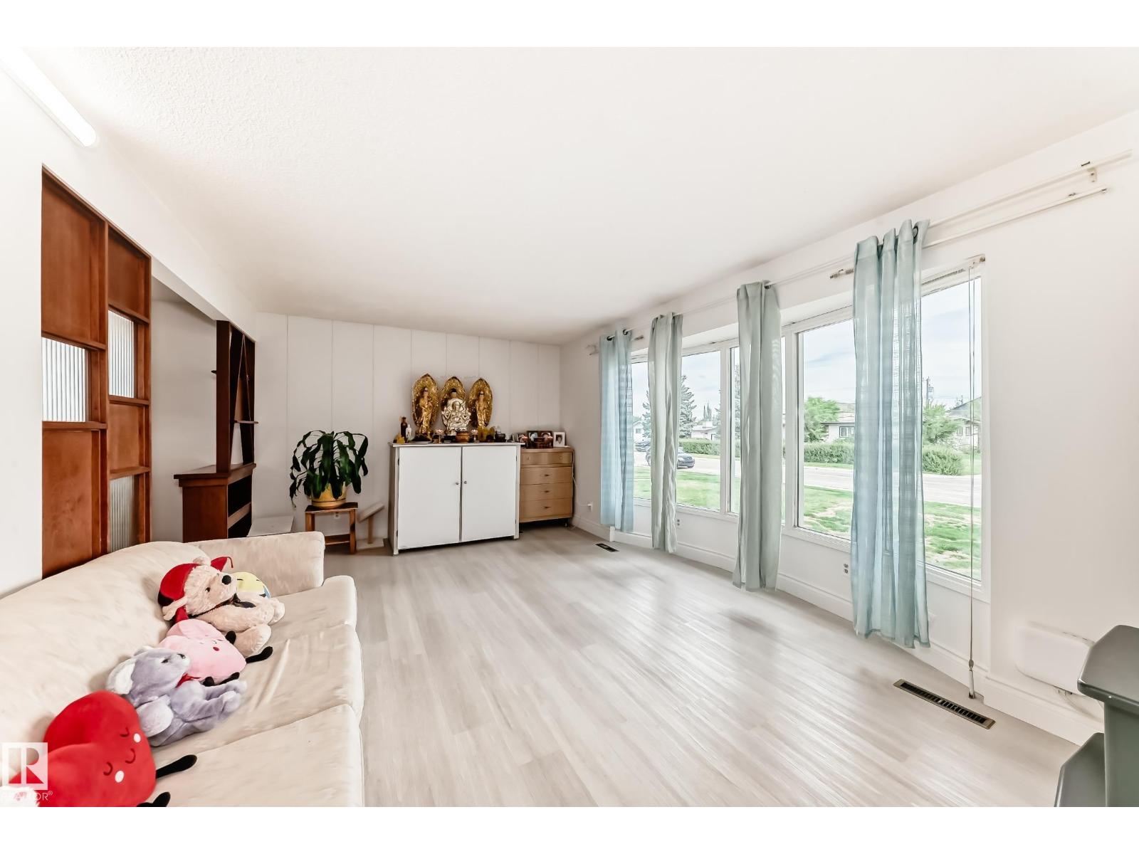 Photo 2 of 13232 115 St Nw, Edmonton AB