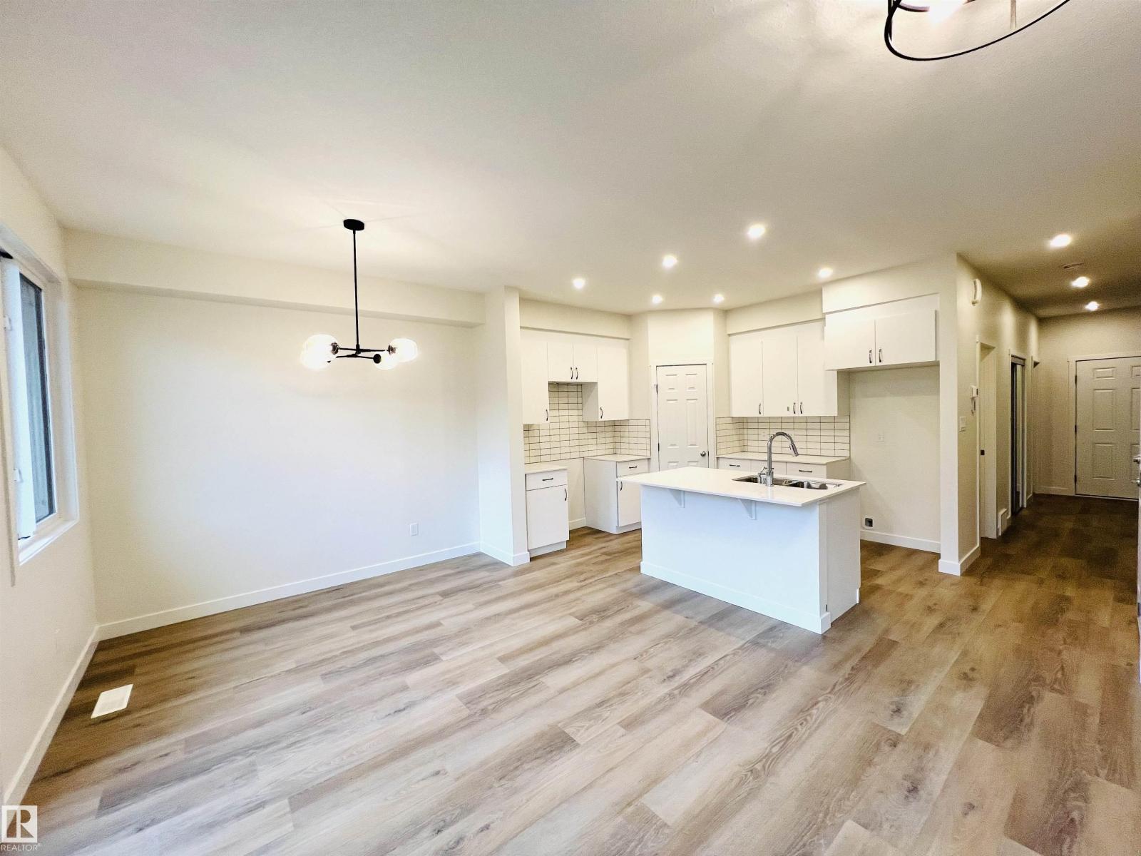 Photo 11 of 2021 209 A St Nw, Edmonton AB