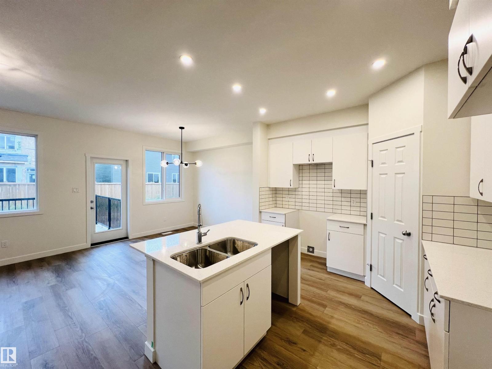 Photo 7 of 2021 209 A St Nw, Edmonton AB