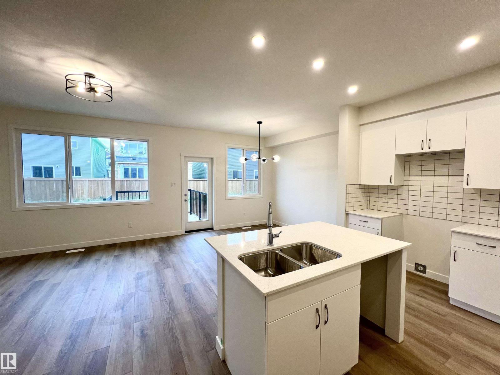 Photo 8 of 2021 209 A St Nw, Edmonton AB