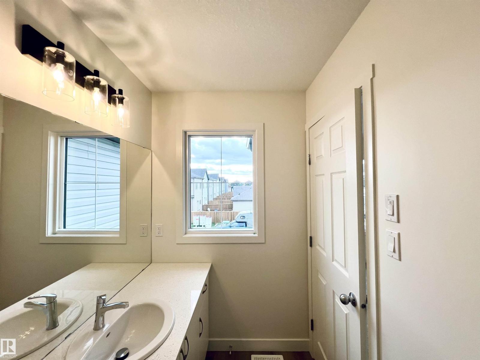 Photo 17 of 2021 209 A St Nw, Edmonton AB
