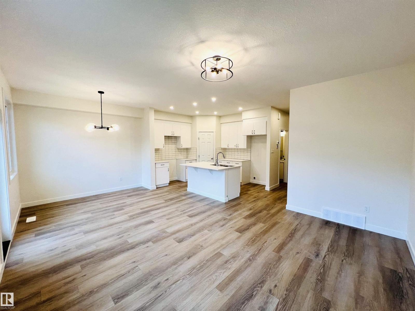 Photo 9 of 2021 209 A St Nw, Edmonton AB